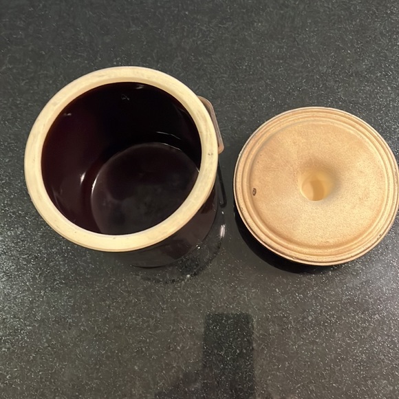 Small Brown Glazed Crock With Seal and Metal Handle Closure - Picture 8 of 11